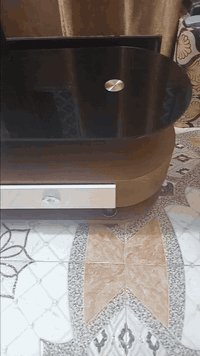 سلام عليكم معرض بلازمه للبيع نظيف مابيه شي السعر خاص او تصال ع رقم الهاتف ***********
