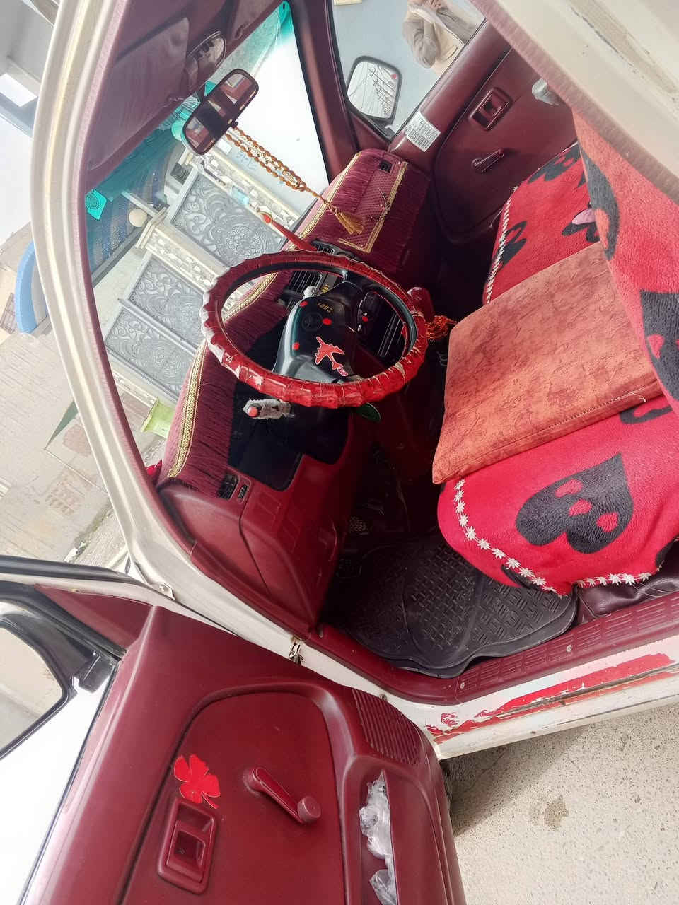 السلام عليكم بيكم 2001 للبيع مكفو له من الصبق محرك كير شاصي اكسن شرط سنويه جديده بسمي اني الشرعي السعر 110 وبيه مجال بسيط رقمي ***********()
