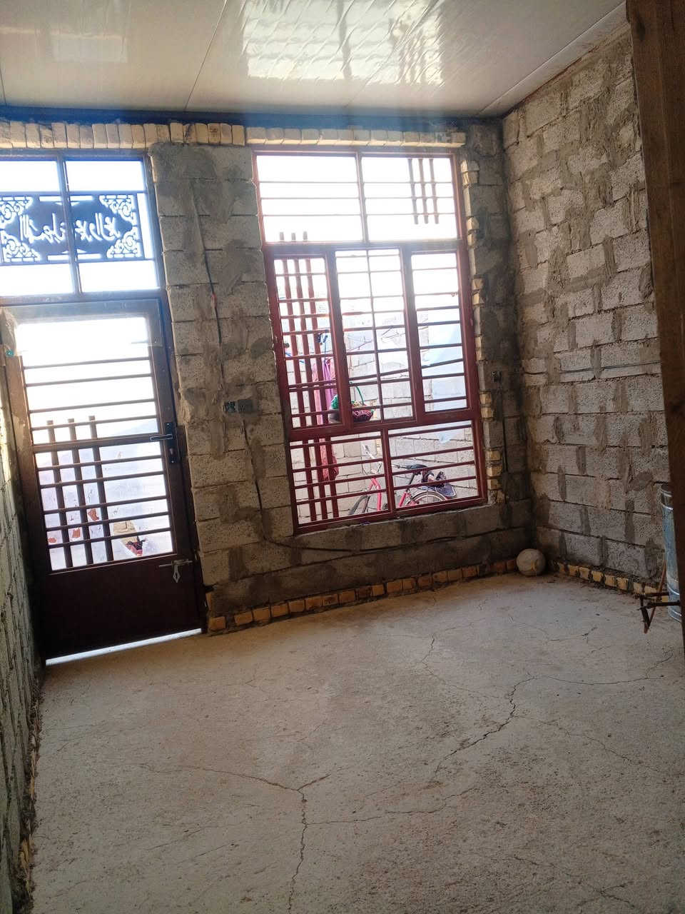مشتمل مساحة 105مربع سند 25 جهة الكورنيش غرفة وهول مطبخ استقبال سقف سندويج الارضيه رفته السعر25وبي مجال ***********
