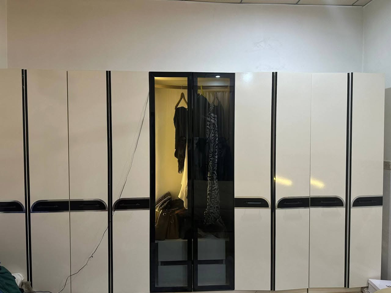 غرفة نوم حيل نظيفه السعر 350 
العنوان بغداد 
***********
