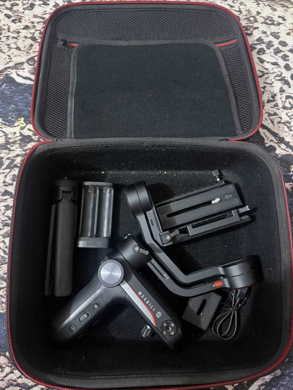 روني Zhiyun Weebill S
• عدد المحاور: 3 محاور (Pitch / Roll / Pan)

دعم تحكم في الفوكس/الزوم (electronic & mechanical focus/zoom control) من خلال عجلة على الجسم

يدعم معظم كاميرات DSLR والكاميرات بدون مرآة (Mirrorless) من شركات مثل ‎Canon, Sony, Nikon, Panasonic.

نظافة 90%
 المكان البصره الزبير
السعر 250 الف
*********** واتساب
*********** اتصال
واتساهل ويه الشراي
