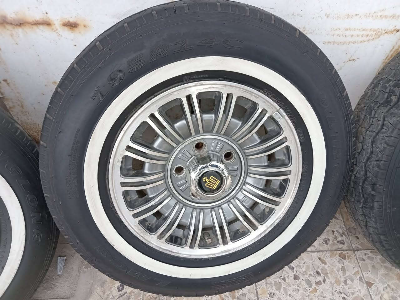 سلام عليكم تاير ويل تخم للبيع تاير جديد ما مستخدم هواي لافتيله ولا ركعه  تاير حجم 14 الويل 5 براغي مكفولات الاتصال على الرقم *********** ما متواجد فيس
