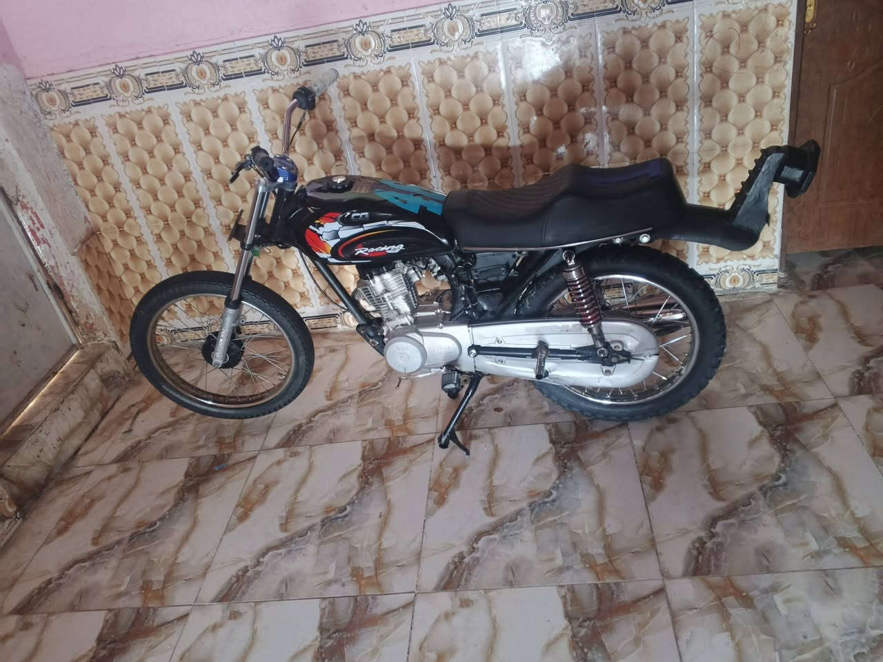 دراجه للبيع ب 500 وبيها مجال شويه.   ***********.     دراجه نظيفه ما مفتوح برغى منها الماكينه
