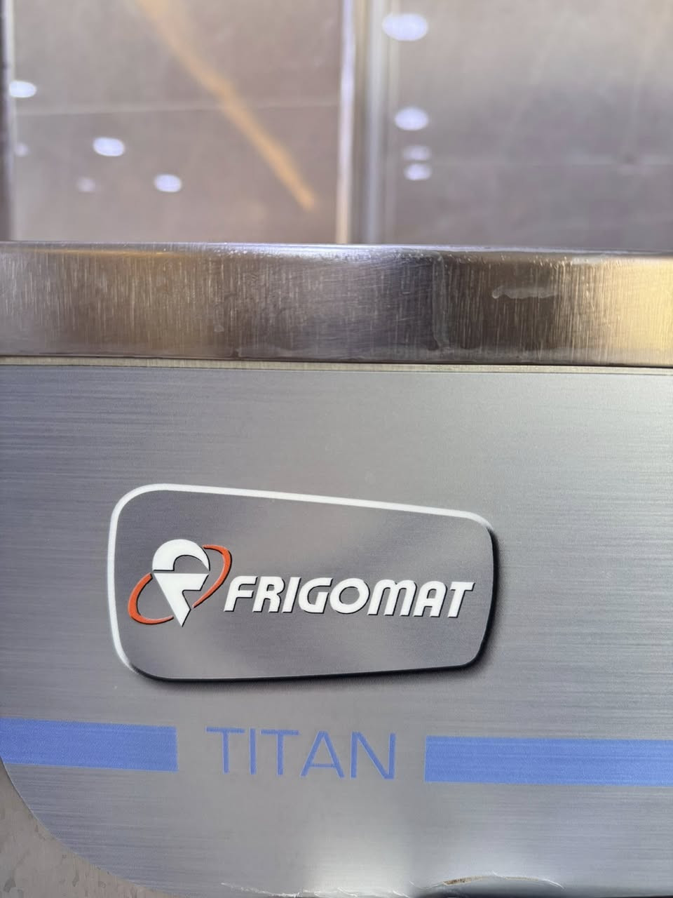 #معرض #الايطالي
إنتاجيه Ds فريكومات تيتان أيطاليا 🇮🇹
10. لتر 
مستخدم نضيف جداً 
محور سويچ سرعتين 
المكينه جاهزه من كلشي 
انتاج ناعم 
تبريد ماء 
3فيز 
السعر والتفاصيل مراسله الصفحة 
اؤ الأتصال هـ. ***********.   او.    *********** 
العنوان بصره 
#سيدحسين
