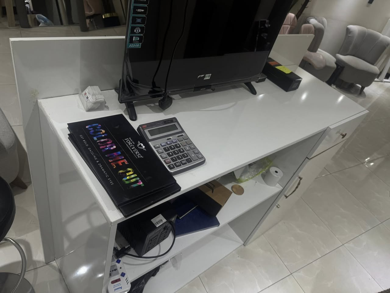 السلام عليكم للبيع ميز رسبشن كبير يحتوي على مجر وباب وخانتين كبار الميز بحالة ممتازة ونظيف جدا ويتحمل وزن كبير مثل ما موضح بالصور  اضافة الى ميز صغير يحتوي  عل مجر وخانة بحالة جيدة جدا ونظيف 
السعر للميز الكبير 250 الف وبي مجال
الميز الصغير ب125 وبي مجال
العنوان بغداد 
الرقم : *********** وبي واتساب هم
