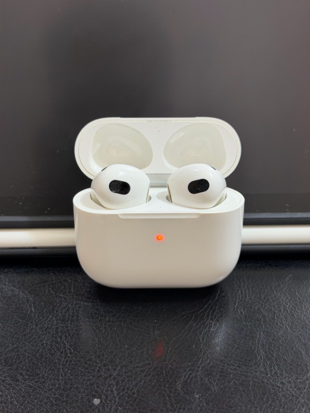 سماعات ابل ايربود AirPods (3rd Generation) اصدار ٢٠٢١ ،مستخدمة و متوافقة مع اجهزة 

سلسلة iPhone 14 (العادي، Plus، Pro، Pro Max)
سلسلة iPhone 13 (العادي، mini، Pro، Pro Max)
سلسلة iPhone 12 (العادي، mini، Pro، Pro Max)
سلسلة iPhone 11 (العادي، Pro، Pro Max)
سلسلة iPhone X (تشمل: X, XS, XS Max, XR)