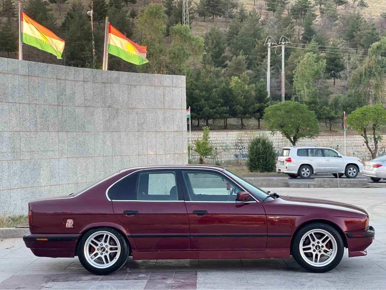 بەناوی خوای گەورە و میهرەبان 

BMW 1993.   525i. کەپس 🔥

بی ئێم. ١٩٩٣ حلووج مەکینە ٥٢٥ گێڕ حادی 

مووس بڕاوە لێدراو بەشەرت 

گێڕ مەکینە ئەکسل بەشەرتی فیتەر و فەحس و تەرای  ئەرفلۆی کەپس لۆک ناو پاکەتی 

تەقە و ڕەقە کارەبای بەشەرت 

بێ دەحم بێ لێدراو بێ خایس.   

٢ جام کارەبای 
ئیرباگ دەژبوول
قفڵ مەرکەزی  

4 تایەی و ویلی سفر سفری لەژێرە 
ویلی M ١٧ دوو سایز ناو پاکەت

بەنزین زۆر کەم دەخوا هەتا بڵێی مەزبووتە هەتا بڵێی توند و تۆڵە 

هاتی تەرایت پێلێدا ئەوکات دەزانی چ سەیارەیەکە 

لەخزمەتان داین سحری (٣٠) گەڵا و مەحامەلەیەکی برایانە 

خوار هەموو بازاڕ هەموو دەستی دوو 

شوێن ڕانیە . گەر موشتەری نی بێزارمان مەکە لەگەڵ ڕێزم 

ژ.م *********** رانية, السليمانية
