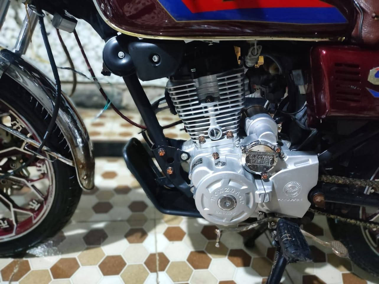 السلام عليكم للبيع دراجه
النوع سيفان 
موديل 2024
تشغيل عن بعد
بصمه
جهاز انذار
بريك عنبار
اوراق موجوده بس البارحه وكع عليهن مطر بس رقم الشاصي امبين العنوان بابل الحلة شارع ٤٠ شارع ابو خمره ***********
