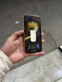 آيفون XR • ذاكرة ٦٤ • محور ١٧ برو