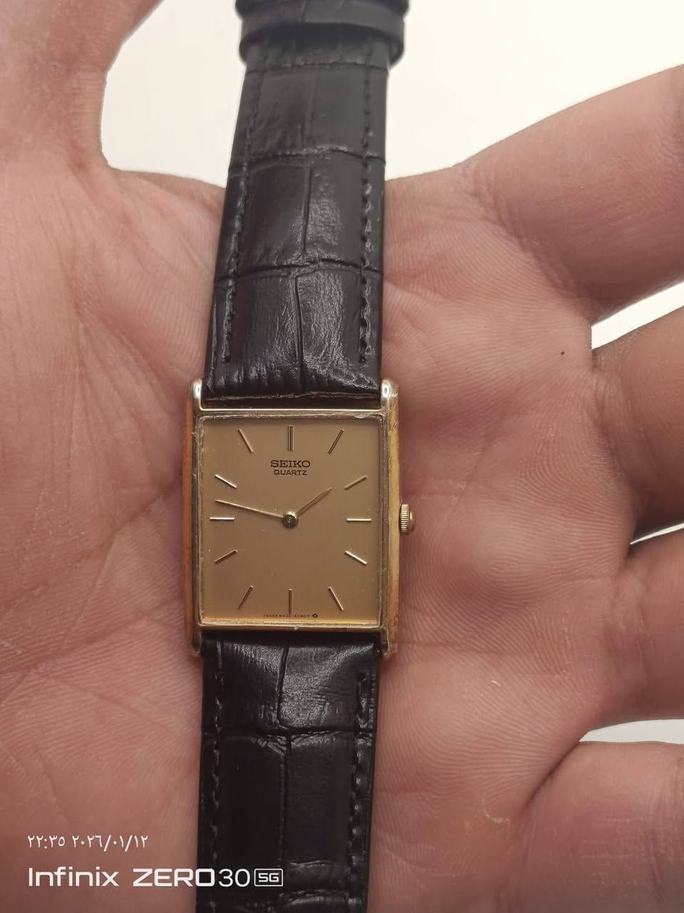 السلام عليكم ورحمة الله وبركاته 
SEIKO Quartz 
Japan _6530-5080
انتاج 1980
القطر العرض 26×28
الطول 34×36
السير جلد أصلي
النظافة كما موضح في الصور
للاستفسار على الخاص او على الواتساب ***********
