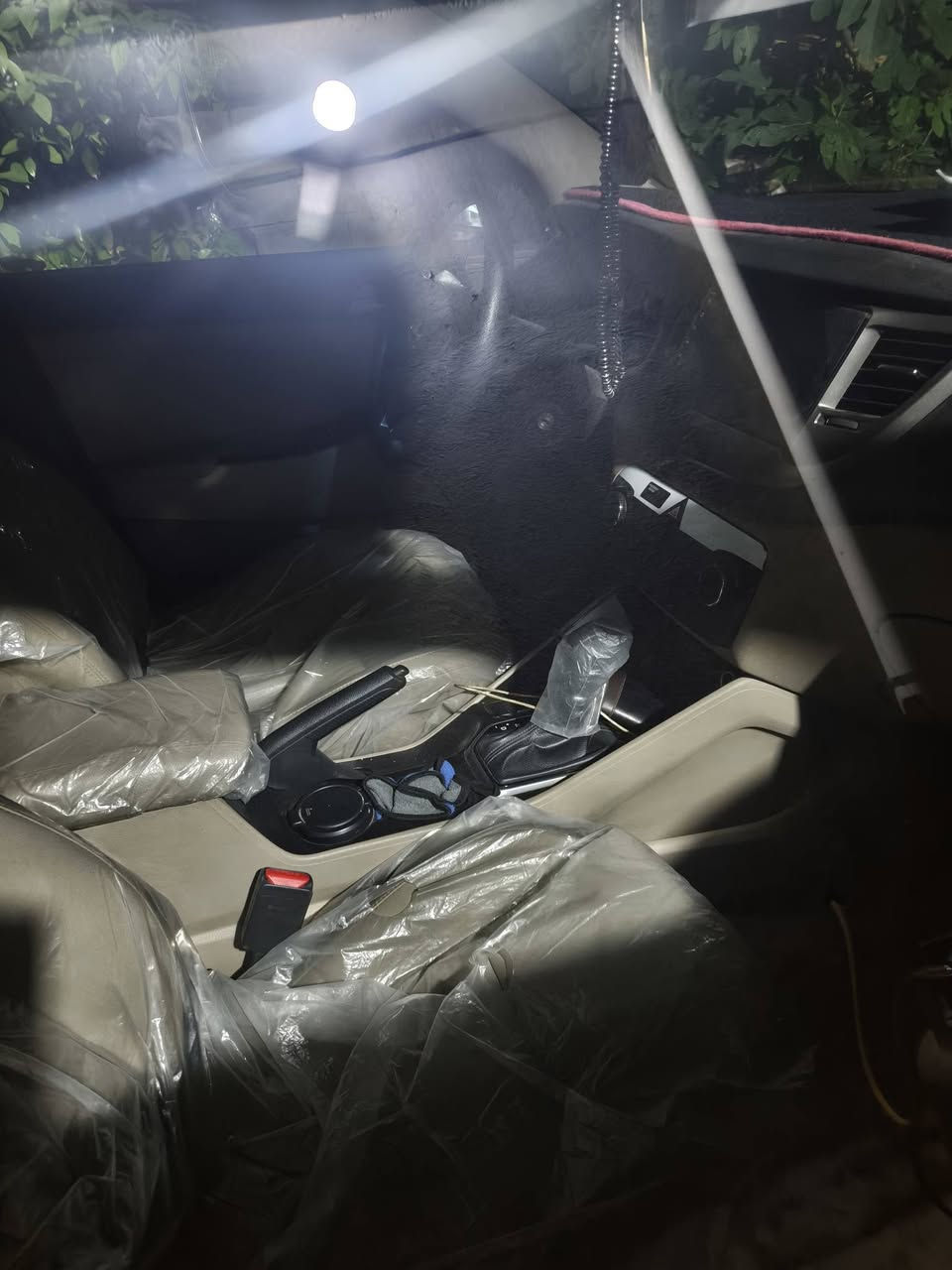 السلام عليكم توسان خليجي 2016 ماشيه 76 محرك وكير ع وضع الشركه للمراوس او بيع
مكفوله من الصبغ والتبديل بيها كم ملاحضه ممبينات ب عين
حسب القناعه السياره مواصفات عاديه,,, 
تحكم ستيرن مري شفط 
متخمه تايرات 
خمسه كب ويل 
سعرها 169بيها مجال بسيط
***********
