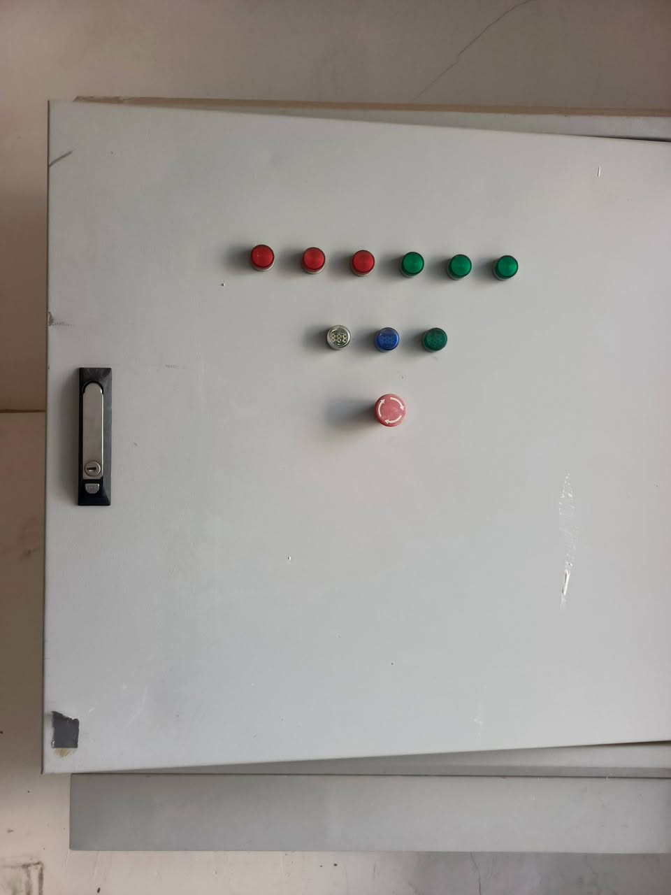 السلام عليكم
قواطع ٢٥٠ امبير شنايدر اصلي 

وقاطع ٤٠٠  شنايدر ايطالي 

وكونتكترات شنايدر كبيره 

استخدام كلش قليل كلش جدد

مواد كلها اصليه
***********
