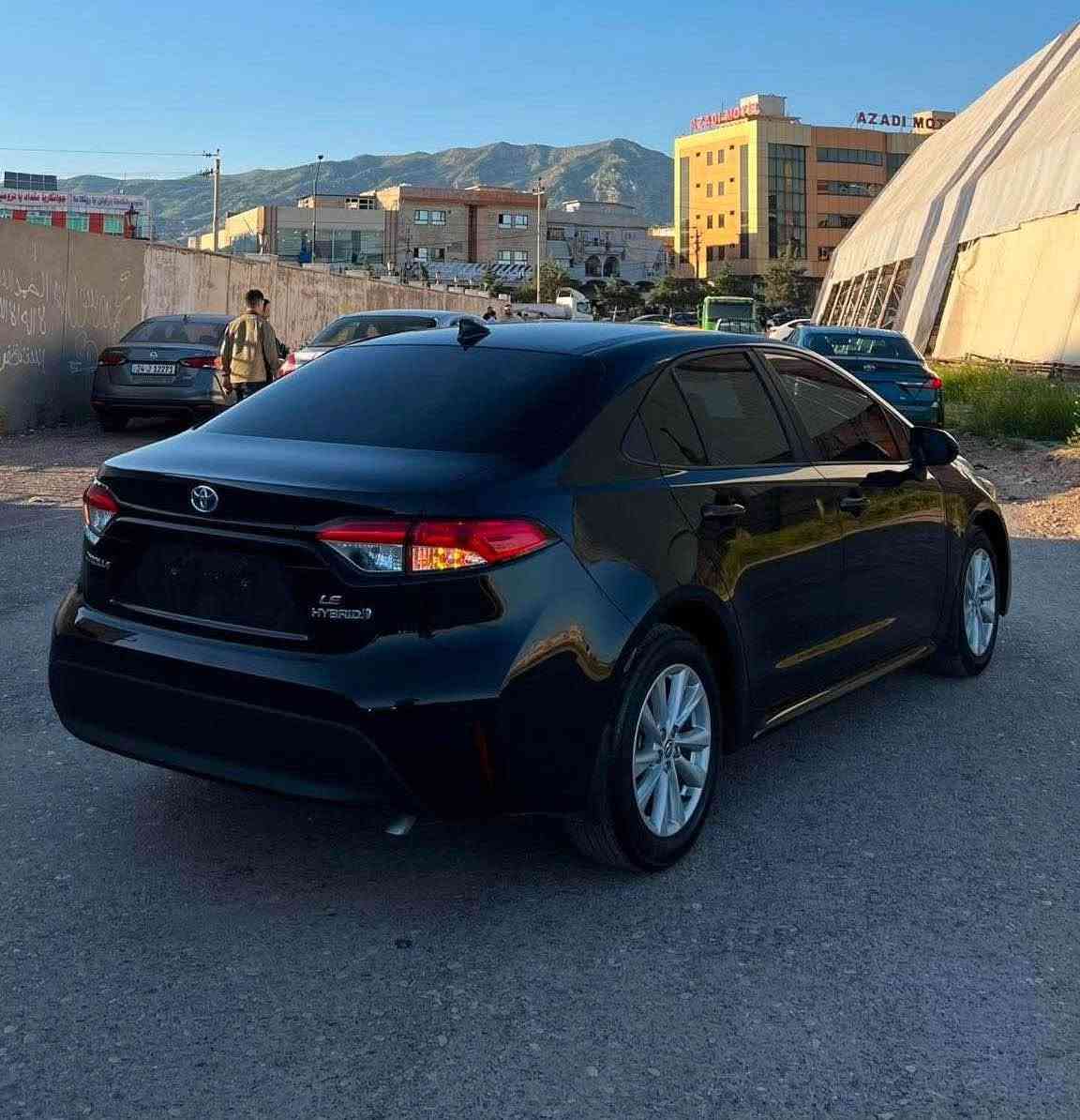 مواسفاتە سەرەکییەکان

* ✅ مۆتۆری 1.8 لیتر Hybrid
* ✅ هێزی گشتی: 138 هۆرس پاوەر
* ✅ گێڕی eCVT
* ✅ ڕاکێشانی پێشەوە (FWD)
* ✅ EV Mode
* ✅ Drive Modes (Eco / Normal / Sport)

ئاسایشی

* ✅ Toyota Safety Sense 3.0
* ✅ کڕووز کۆنترۆڵی زیرەک (Dynamic Radar Cruise Control)
* ✅ پاراستنی هێڵ (Lane Tracing Assist)
* ✅ هۆشداری پێش پێکدادان و بریکی خۆکار (Pre-Collision System)
* ✅ هۆشداری بەرزبوونەوەی خەوتن (Road Sign Assist)
* ✅ نوری بەرزی ئۆتۆماتیکی (Automatic High Beams)

ناوەوە

* ✅ شاشەی 8 ئینچ
* ✅ Apple CarPlay
* ✅ Android Auto
* ✅ Bluetooth
* ✅ USB-C

دەرەوە

* ✅ چرای LED
* ✅ ویلەی 16 ئینچی ئەلیکردراو (Steel wheels with covers)
* ✅ کامێرای دواو
 سبوغ (بونين -نيو جاملغ ) بي داخيلي بي ارباك 
*********** أربيل, العراق
