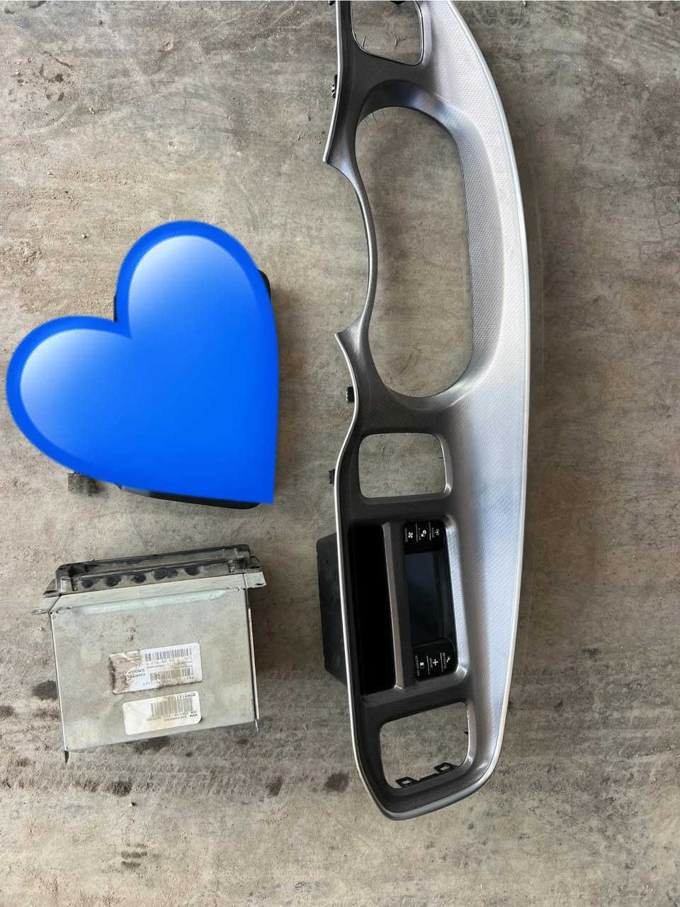 عندي مسجل ولفكر وسيدي وشاشه زغيره للبيع قيم واخذ جدد كلش
***********
