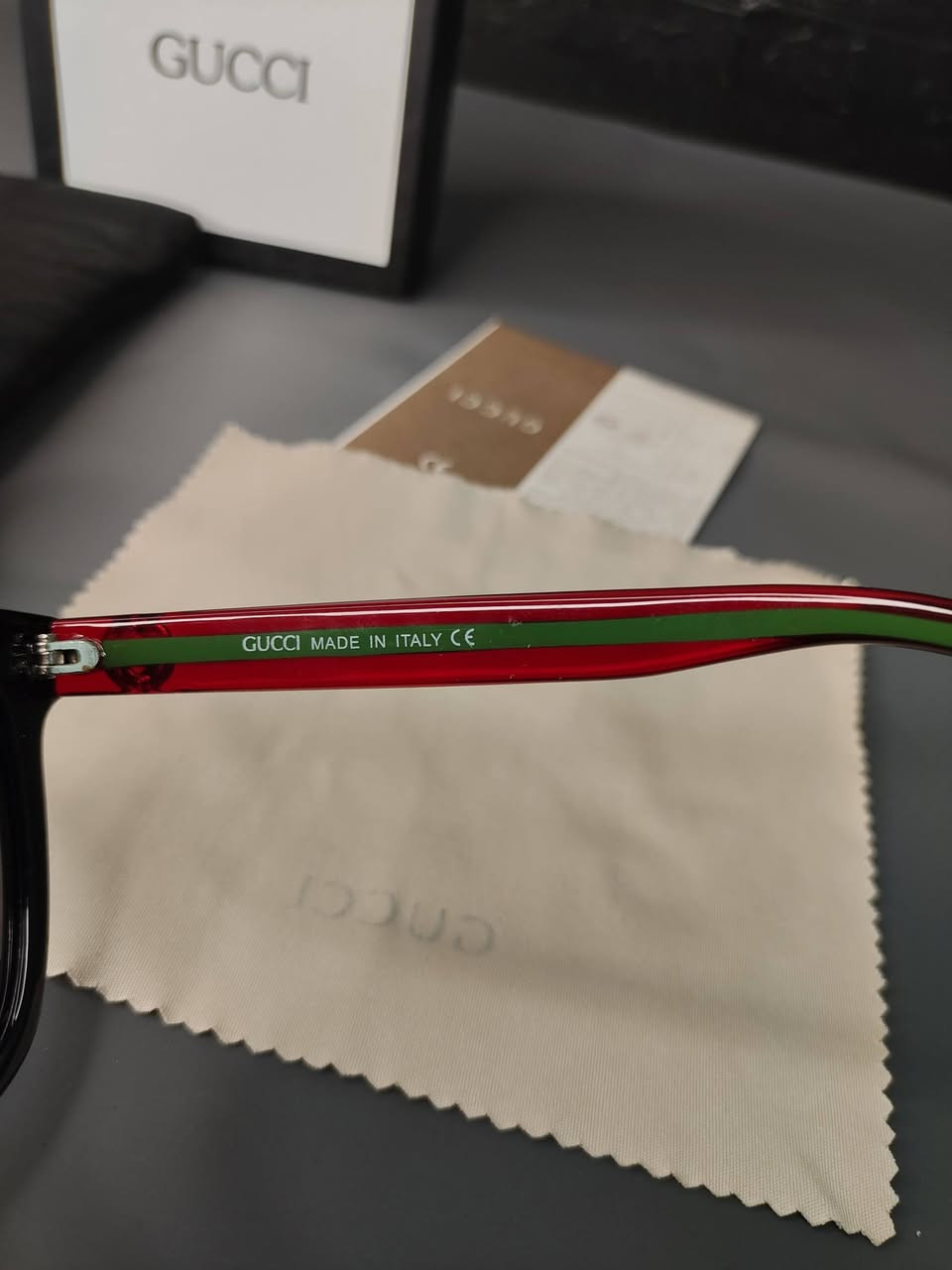 تألق بإطلالة تخطف الأنظار مع نظارات "GUCCI" الفاخرة، مزيج مثالي بين الفخامة والأناقة العصرية التي تستحقها.


**إذا كنت صاحب هذا الإعلان وتريد حذفه لأي سبب، رجاءا أرسل رسالة إلى الدعم الفني**