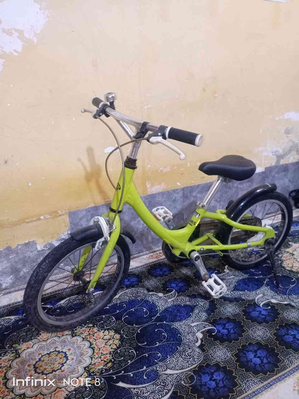 سلام عليكم بايسكل البيع حجم 16 بايسكل باله نضيف كلش  بريكات مداكر كله جديد وشغال مكاني بصره سعر 75 وبيه مجال قليل كلش رقم ***********
