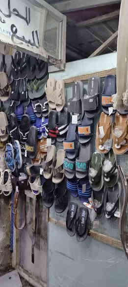 محل احذيه للبيع نجف حي الرحمه شارع عشرين كامل مكمل من كل النواحي وبضاعه جديده نسائي ورجالي وزبائن ماشاء الله يعني بي معاميل سبب البيع عدم التفرغ هاتف *********** النجف
