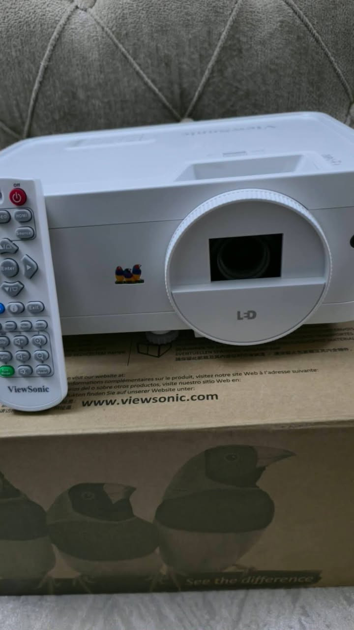 ViewSonic LS500WHE
هذا جهاز بروجكتر LED مخصص للأعمال والتعليم،والقاعات والكفيات والمنازل وهذه أهم مواصفاته بشكل مختصر وواضح:

🔹 المواصفات الرئيسية:

الدقة الأصلية: WXGA ‏(1280×800)

السطوع: 3000 ANSI Lumens (مناسب للغرف المضاءة )

تقنية الإضاءة: LED الجيل الثالث

عمر مصدر الضوء: حتى 30,000 ساعة

تشغيل وإيقاف فوري

إسقاط 360 درجة (ممكن تركيبه سقفي أو بزاوية)

نسبة التباين: تقريباً 3,000,000:1 (ديناميك)

🔹 المداخل:

1× HDMI

USB-A (للطاقة أو قراءة ملفات حسب الإصدار)

Audio out

RS232 للتحكم

🔹 مميزات مهمة:

لا يحتاج تبديل لمبة (LED)

حرارة وضجيج أقل من أجهزة اللمبة التقليدية

مناسب للمدارس، المساجد، العروض التقديمية ومشاهده المباريات والرياضه

❗ هل هو مناسب للبيت والأفلام؟

جيد للمباريات والعروض.

للأفلام بدقة عالية جداً (Full HD حقيقي)، دقته WXGA وليست 1080p أصلية.

للحجز والاستفسار واتس اب

***********
