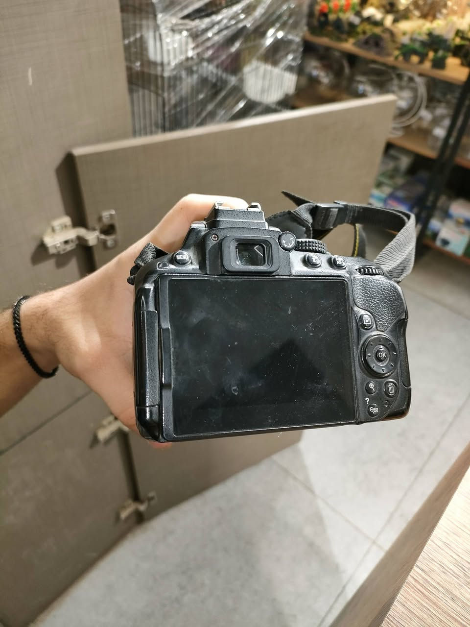 نيكون للبيع d5300 مع عدستين 70/300 و عدسة 55 استخدام شخصي للبيع بسعر 450 الف و هاي التصوير مالها ( مع تعديل الوان الصور ) تواصل خاص او واتساب‪***********‬‏
