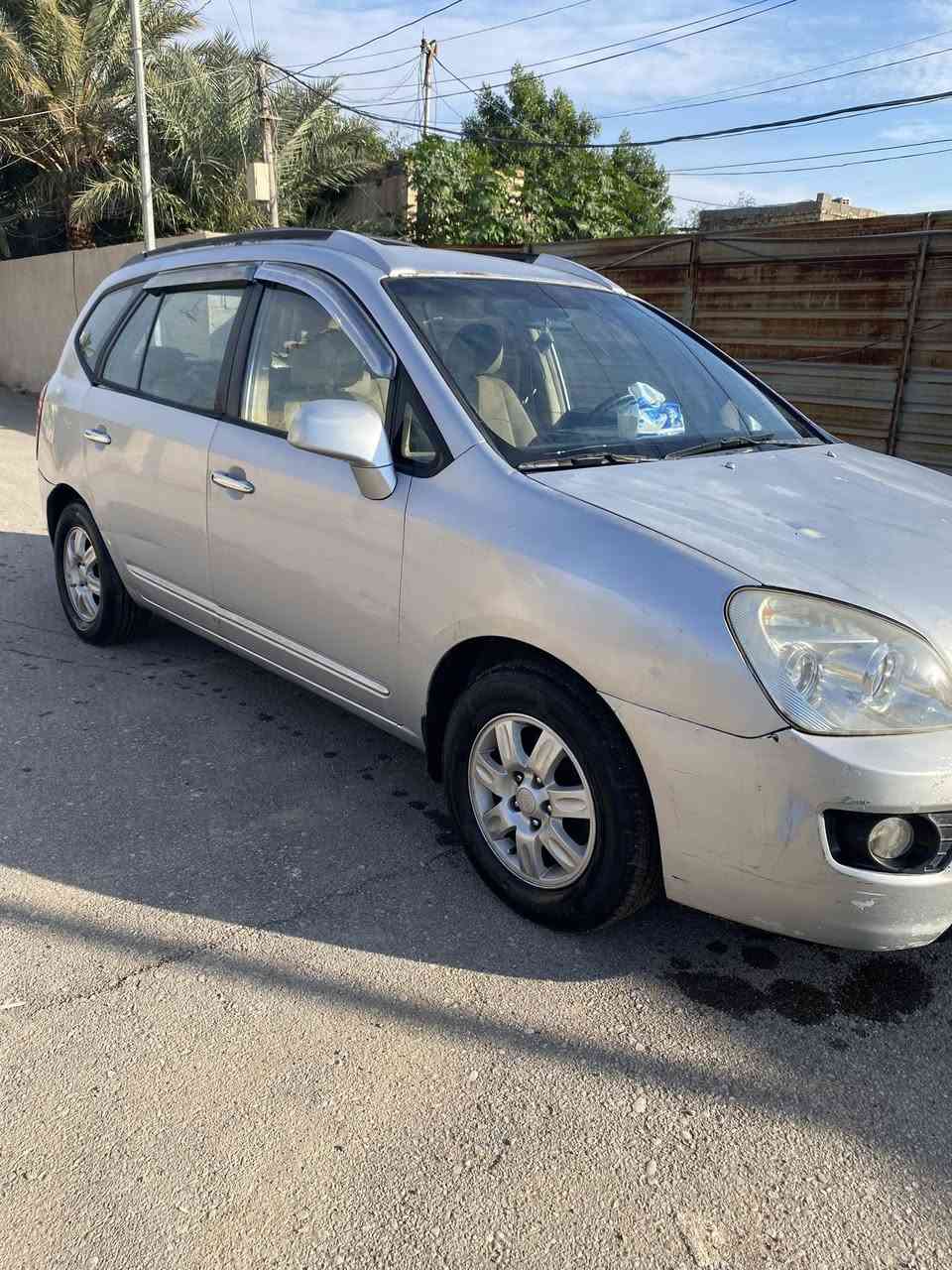 كيه كارنز للبيع موديل 2007تجي اشوف ابعينك وتاخذ السياره حداديه  بحاله جيده محرك بحاله جيده كير بحاله جيده تبريد قطعتين سياره بيه شخوط  سونار عندي الهم بس قديم بيه ضربه  مرجعه بارد خلف السياره بالجاملغ الخلفي سياره حلوه  ومرتبه سعره 90ورقه سنويته لل27رقمه بصره مشروع وطني 
متوفر خاص ومتوفر واتساب ***********5مكانه ميسان
