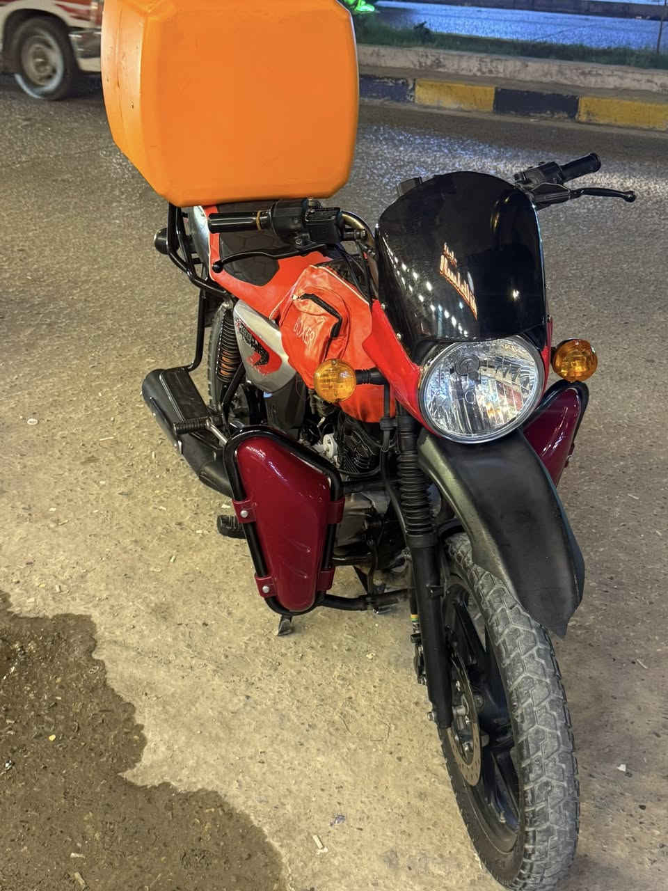 سلام عليكم بوكسر للبيع موديل ٢٠٢٢ مرقم كفاله 
سعر ١٨٠٠ وبيه مجال *********** عنوان المجر الكبير
