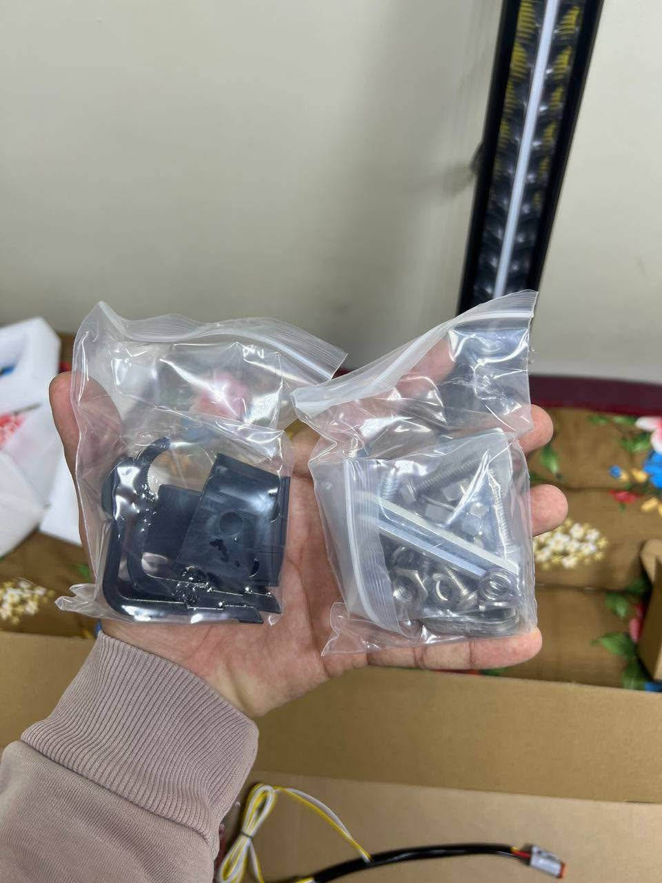 لد بار اصلي للبيع 
الطويل 82 سم  السعر 200 
الكصير 57 سم السعر 150 
مدى الاناره 1000 متر ( 1كم)
مع 
ظفيرة + دكمه + كتف 
قواعد
التواصل مع الرقم. 
(***********) 
توصيل لكل المحافضات البصرة, العراق
