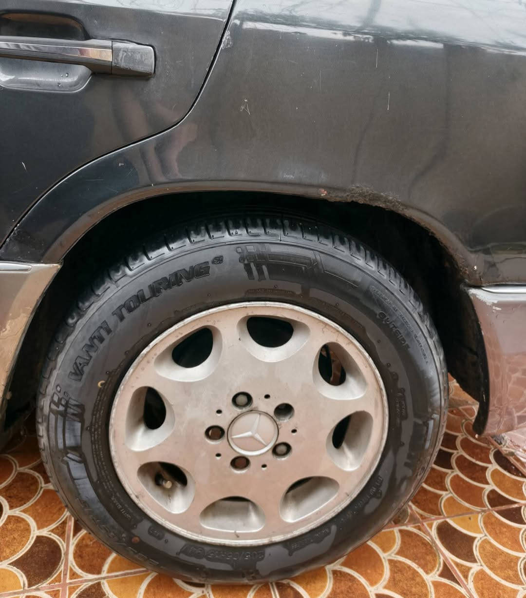 السلام وعليكم مارسدس دب موديل ٩٢ رقم بغداد باسمي
مكان ديالى بعقوبة محرك وكير بطه 3000
كلشي شغال بدون ضربه 
***********
