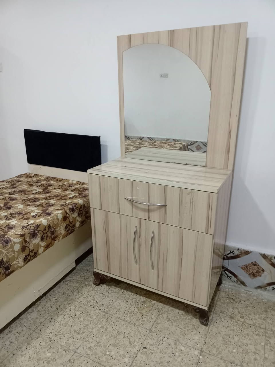 غرفه ام نفر تركي شغل عراقي للبيع سعر ٢٥٠ وبيه مجال شراي يصل على رقم ***********
