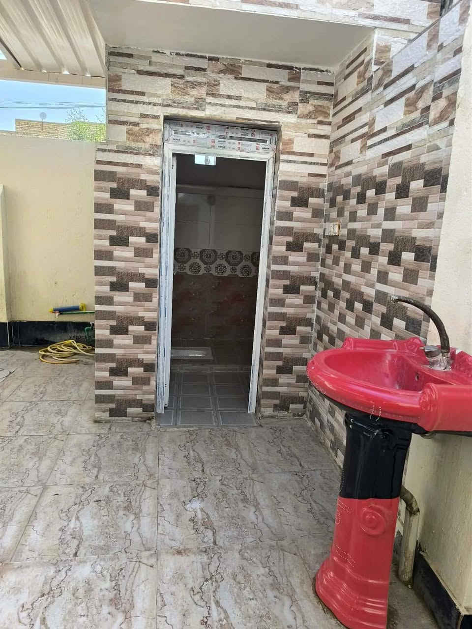 السلام عليكم دار للبيع المساحه 150 الموقع حي الاعلام  قرب النادي الرياضي للاستفسار ***********
