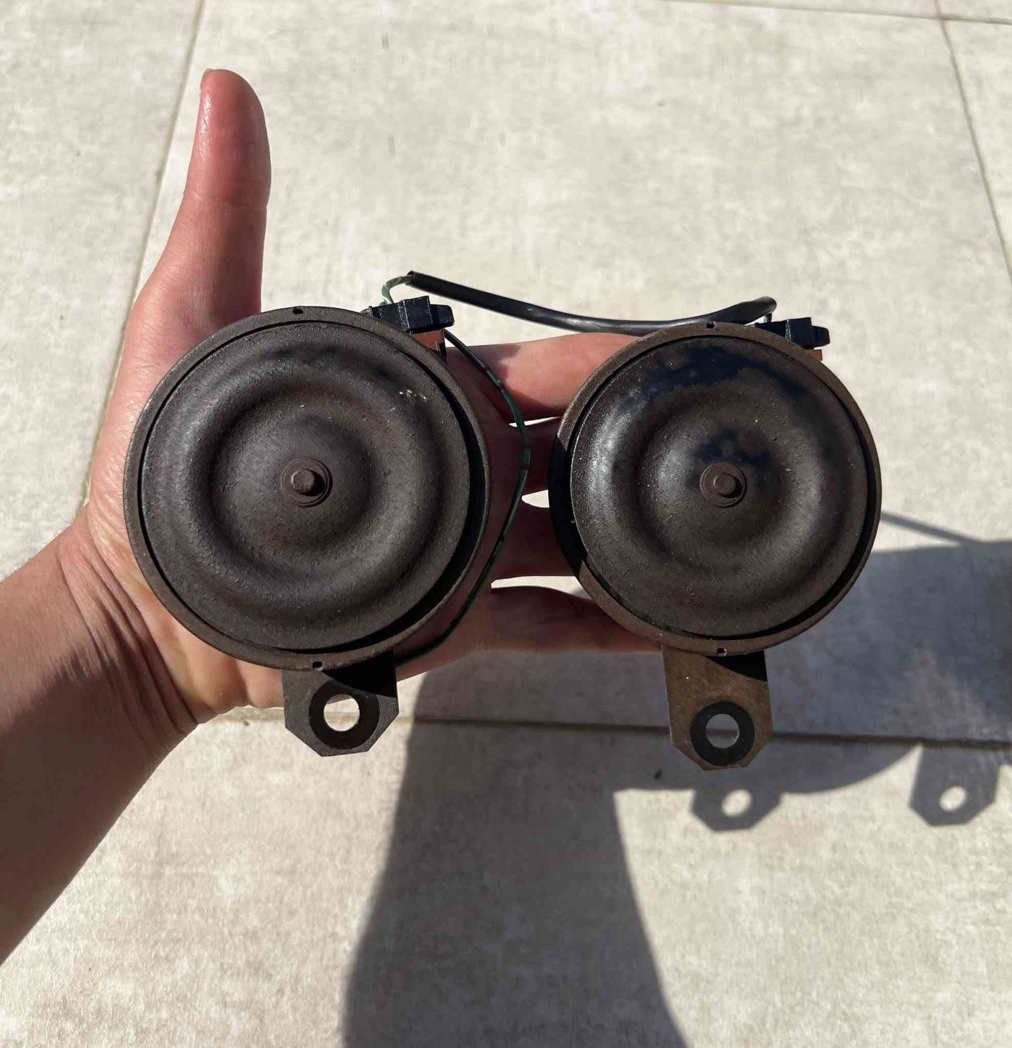 للبيع هورنات سيدان 🚘 
فيشة حمرة 
فيشة سوده 
هورنات جدد وشرط الفحص 
***********
ناصرية مركز 
توصيل موجود 🚖
