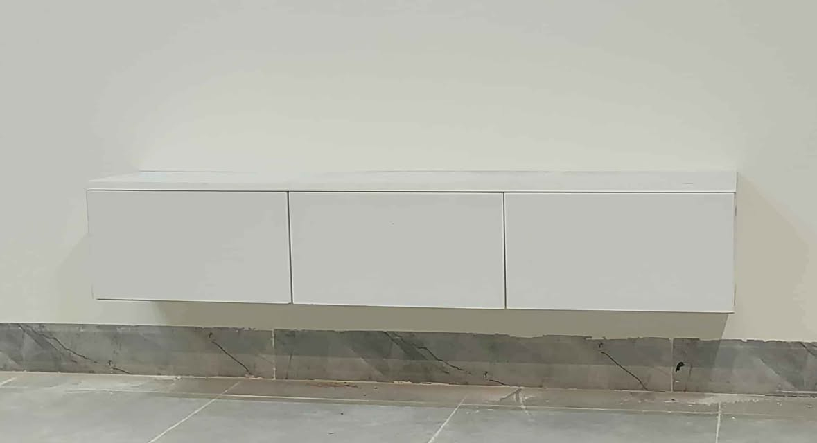 مێزی تیڤی بە ڕەنگی ساجی و سپی بە هەردوو شێوازی هەڵواسین یان قاچی هەبێت دوو مەتری نرخی 75 هەزارە
مەترو نیوی نرخی 60 هەزارە گڵۆپی لیدی پێوەیە و گەیاندن و هەڵواسین تەنها 5 هەزارە بۆ ناو شاری سلێمانی لە بەکرەجۆم
*********** السليمانية, العراق
