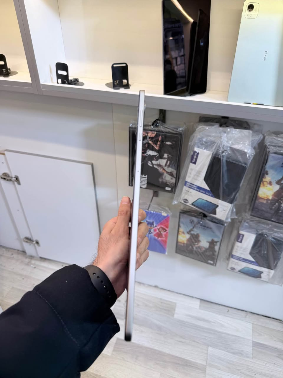 ئایپاد HONOR Pad X9a
زاکیرەی 128 گێگای ڕام ٨ کەپس بە زەمانی کرانەوە
شاشەی ١٢٠ هێرتزە و پاتری 8300 شتێکی هەتا بڵێی جوان و خاوێن
نرخی ١٤٠ دۆلارە گەیاندن هەیە ناونیشان:- هەولێر قەڵاتی نوێ
مۆبایلی هاوکار :- 📱*********** أربيل, العراق
