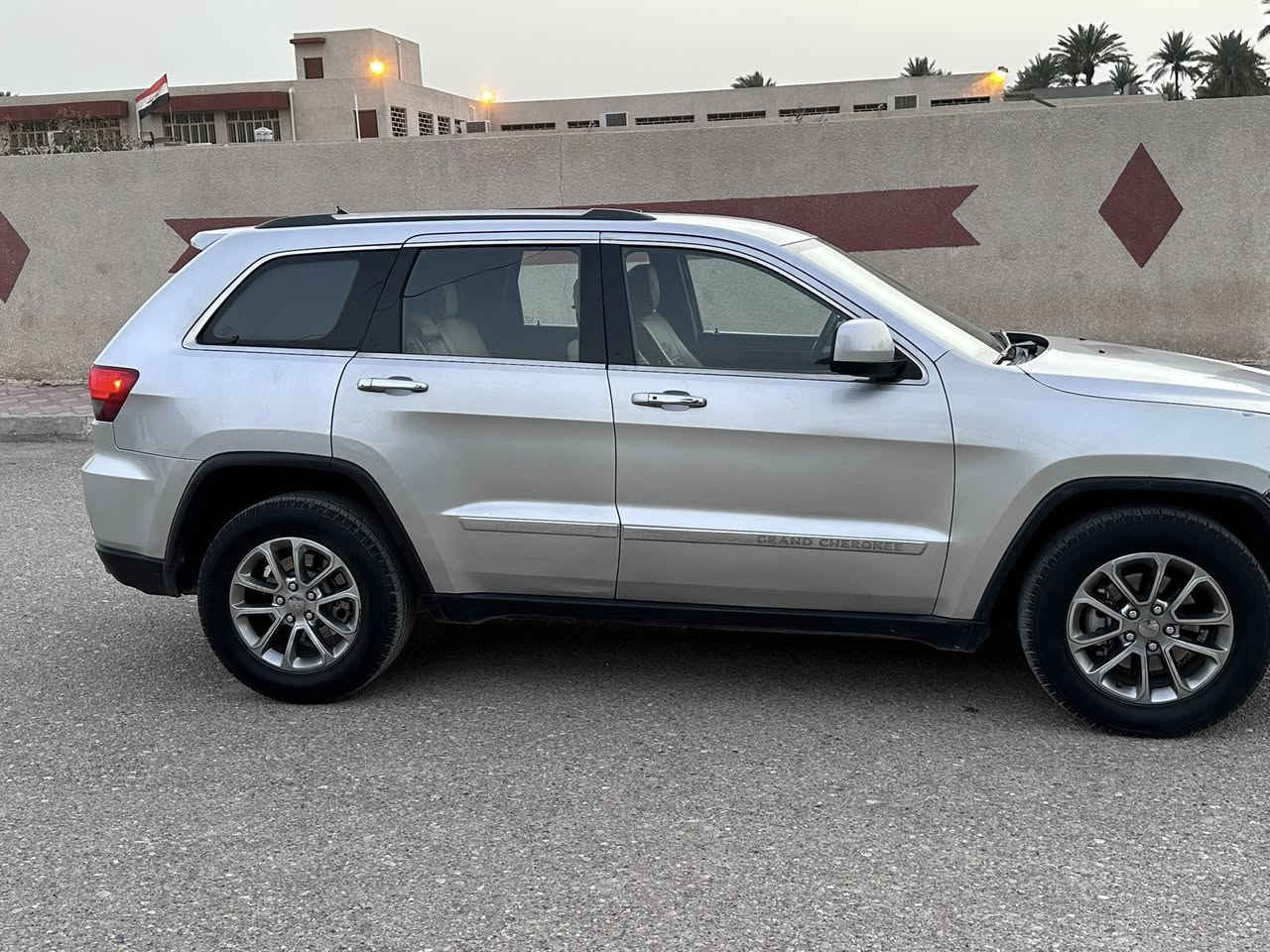 جيب لاريدو موديل 2011 بيها حزام وضررها ب ب صفحة  السايق وبيها جراد شويه بسمي رقم بغداد مكينه جديدة شادلها صدر جديد حداديه كلها جديده السيارة عليها برمجة حلوه فصلات وحماوة انساها شلعتها تشك الكاع ومعدلها كذالك لايت زنون نهار تبريد تدفئة كلة شغال 
مكاني ديالى بعقوبة
السعر 127 

***********
