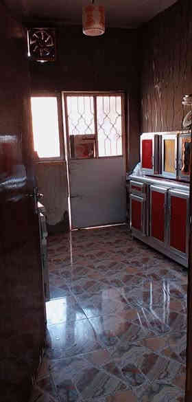 سلام عليكم بيت مساحته 125 طابو صرف 
المكان حله ابو غرق حي الحسين قرب مدرسه حسن شحاته
البيت يتكون من تلث غراف طابقين كامل مأءكهرباء تبليط بلباب 
السعر 125 وبي مجال بسيط 
***********
