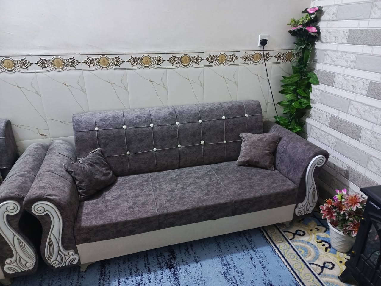 سلام عليكم تخم عشر مقاعد للبيع مع اربعه كوشات مع زوليه مع طبله 
استعمال شهر واحد مابي اي كسر او شك 
المكان العبيدي شارع 20
السعر 225
موبايل ***********
