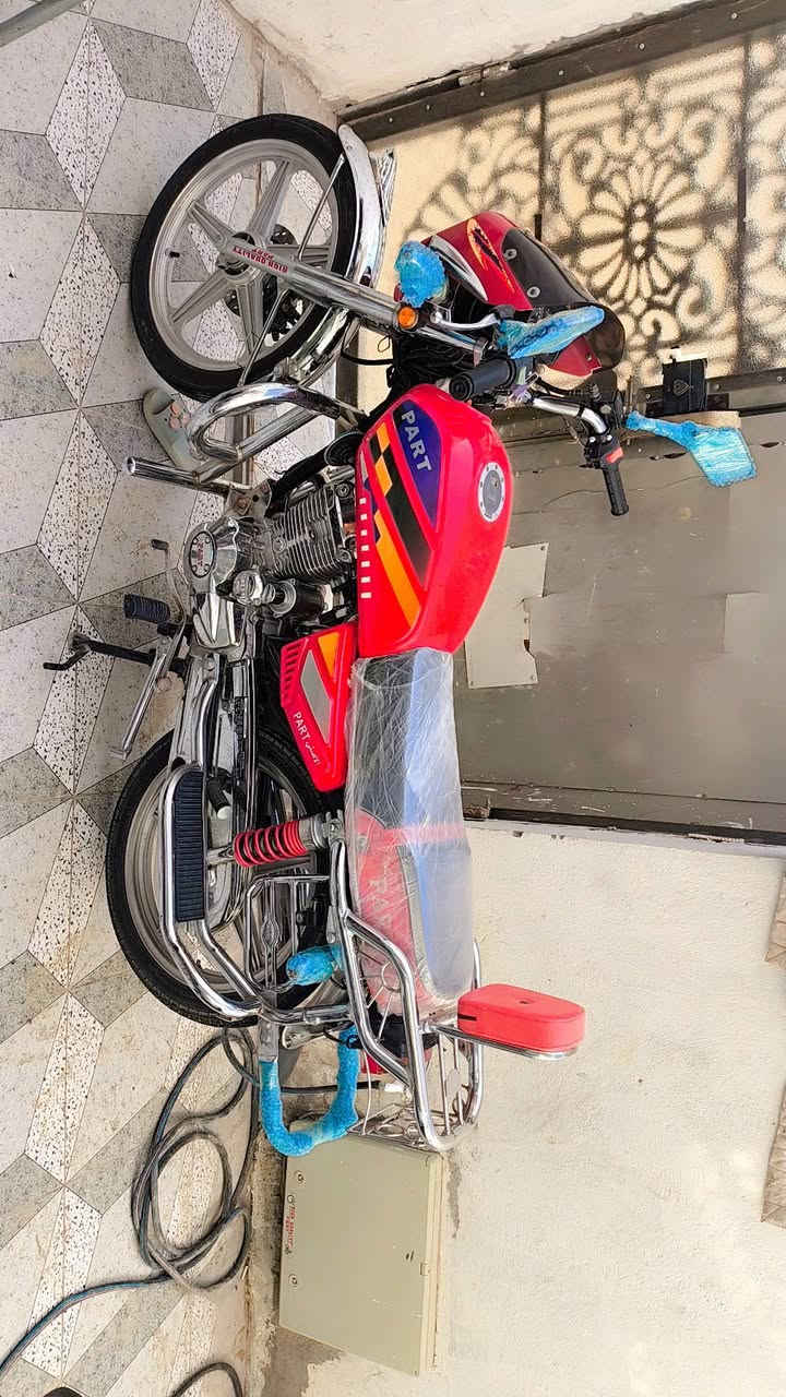 بارت نفخ الأصلي ابو الختم موديل 2023 طالعة بسنة 2025 شهر 6 جديده كارتون شوفت عينكم  من الزلغ بصمات تشغيل جهاز انذار دراجة كاملة اوراق اصلية كاملة بأسمي من الوكيل شرط بوجهك للترقيم مكاني بشطرة الشراي بخدمته
***********
