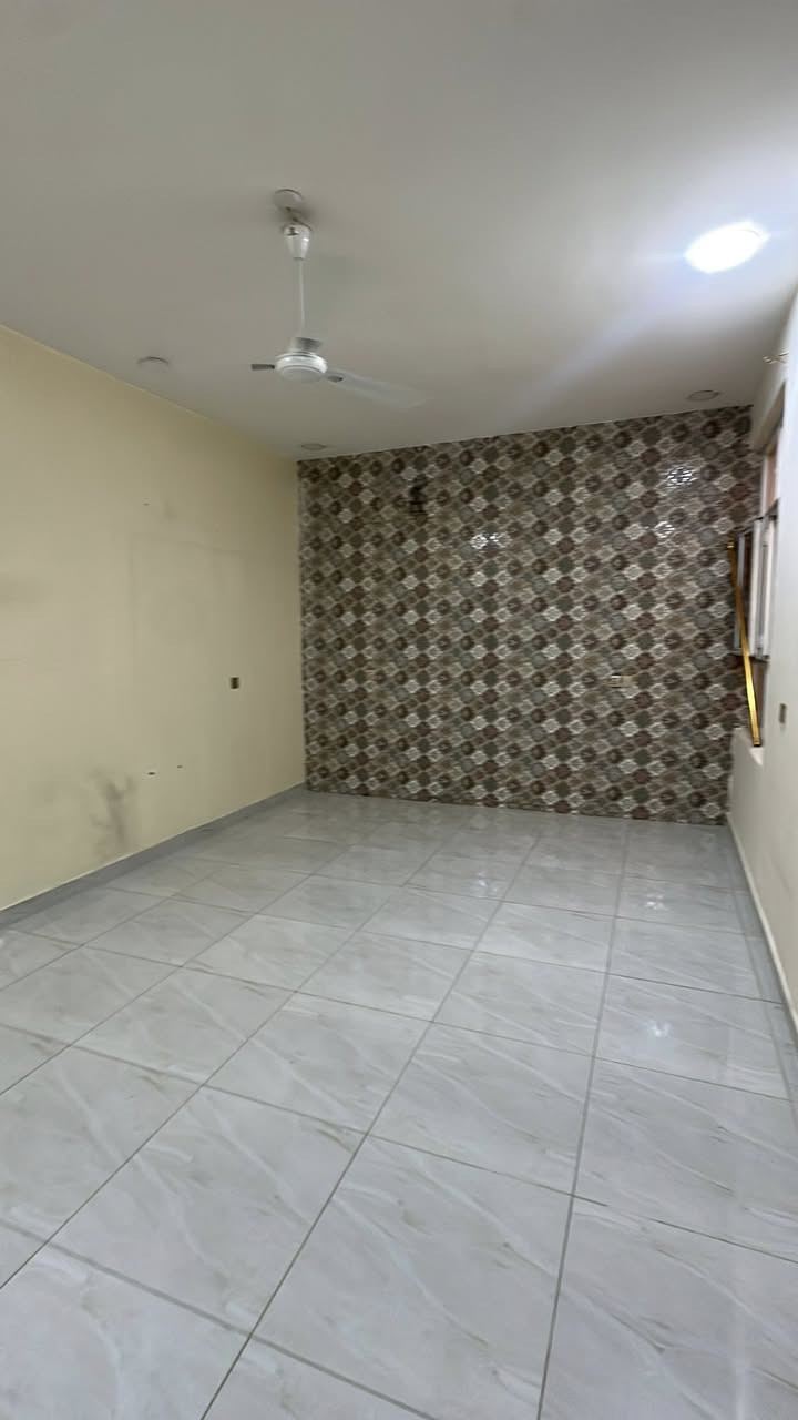 المنصور حي المهندسين خلف مطعم صاج الريف

للأيجار شقه مناسبه . طابق ارضي

تحتوي : صالة  مطبخ-  غرفه  نوم - خدمات 

------‐----

للإستفسار اكثر اتصل أو راسل واتساب: ***********
