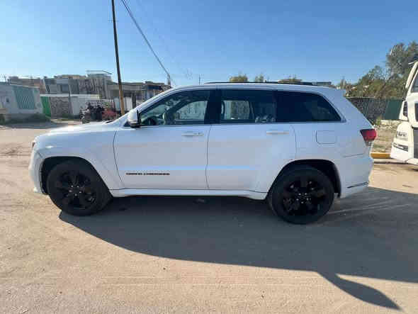 سياره جيب لاريدو فول 
مظروبه من جهه السايق اوفر لايت  سعرها 21الف دولار وبيها مجال الرقم ***********
