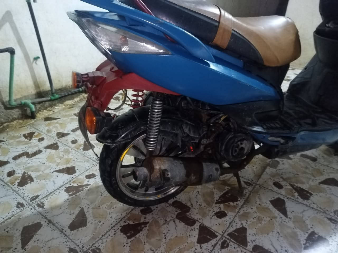 يالله لبيع دراجه كايمكو محرك بي بداية تبخير كهربائيات كله شغاله السعر 250 وبيه مجال للشراي ولاموشراي لاتعلق وتكسر بحلال العالم العنوان الخمسه كيلو الاتصال على الرقم ***********
