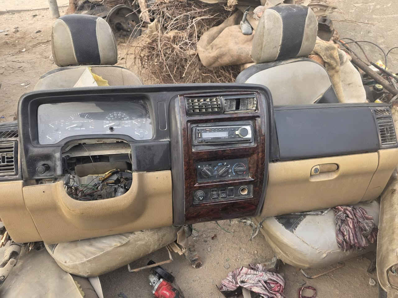 قرفه جيب شاروكي ٢٠٠٠ البيع
***********
