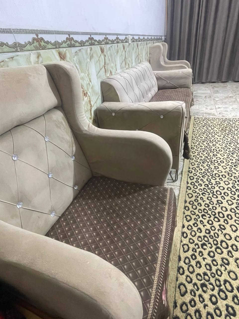 السلام عليكم
تخم استقبال نضيف خمس قطع 
السعر 250 مجال قليل 
تواصل موجود واتساب 
عنوان بغداد كماليه 
***********
