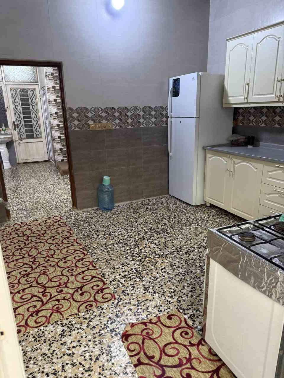 السلام عليكم بيت للبيع في كربلاء البوبيات عامود ٧٠ الشرع الشيخ النمر المسحه ١٠٠  الواجه٨النزال١٢ونص  يحتوي غرفه وستقبال وصاله ومطبخ وصحيات داخليه وخارجيه يبعد عن المام ٣ دقايق شارعه ١٠متر عبار للستفسار ***********
