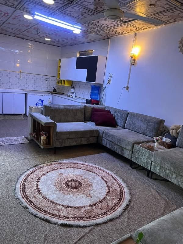 بيت للبيع المساحه 100متر مربع ركن يحتوي عله استقبال وغرفه نوم. وصاله ومطبخ شارع  المطار مقابل قريه الغدير عمود 282 شارع المطحنه المنطقه خدمات كامله مدارس مولده انترنيت ضوئي 
***********
