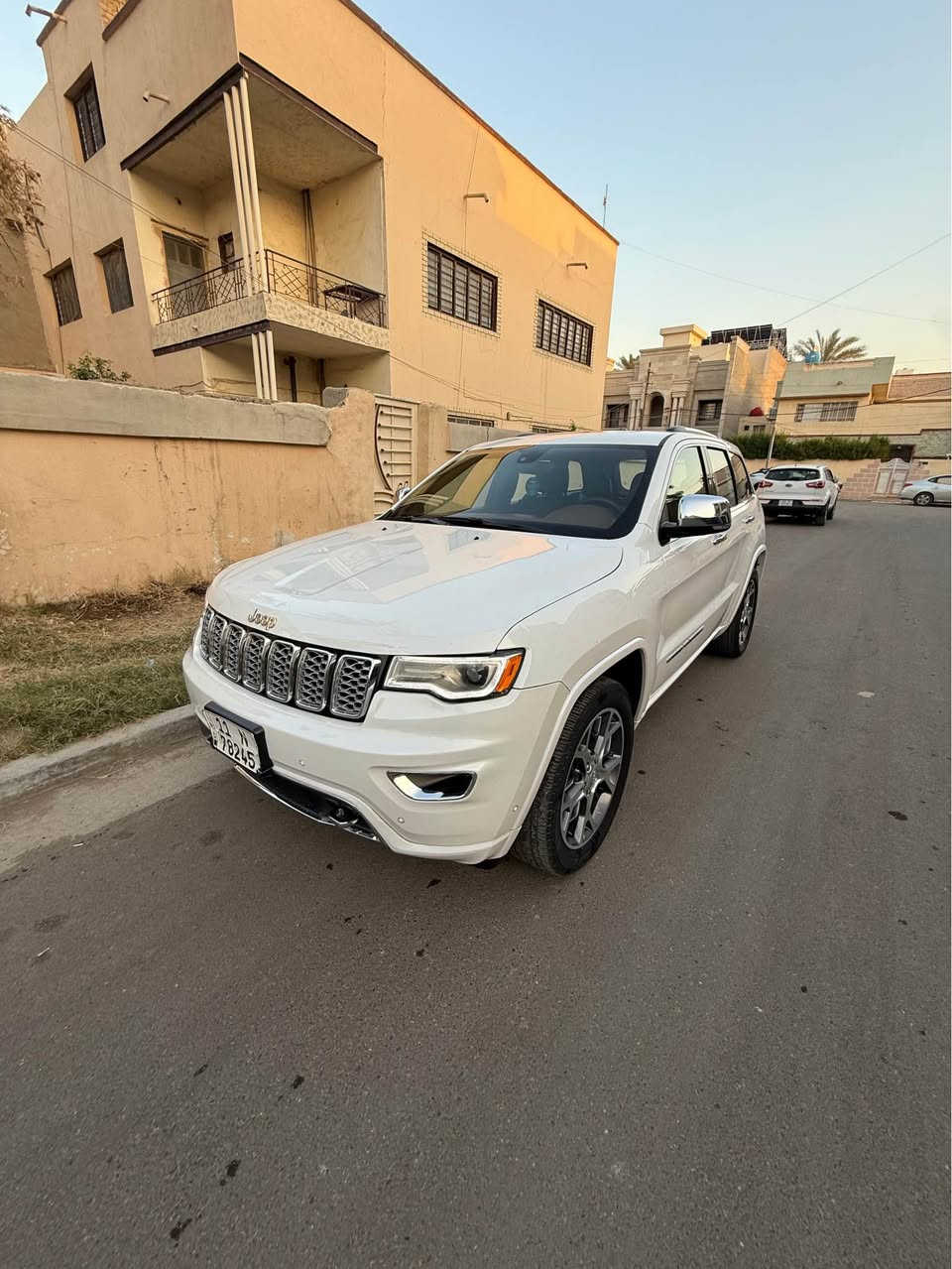 سلام عليكم جيب اوفر لاند ٢٠٢٠ امريكي بدون صبغ 
داخل قرميدي 
بنراما 
تدفئة تبريد كشنات 
ستيرن كهرباء و هيتر 
رادارات 
جنطة كهرباء 
حساسات امامي خلفي 
تو ويل 
فول السياره عده الجكات و الموس 
ماشية ٥١ الف 
بدون صبغ بس تكحيل ب البنيد بدون ايرباك 
مكاني بغداد صليخ و كاظمية 
السعر ٢٩٠$ 
*********** بغداد, العراق
