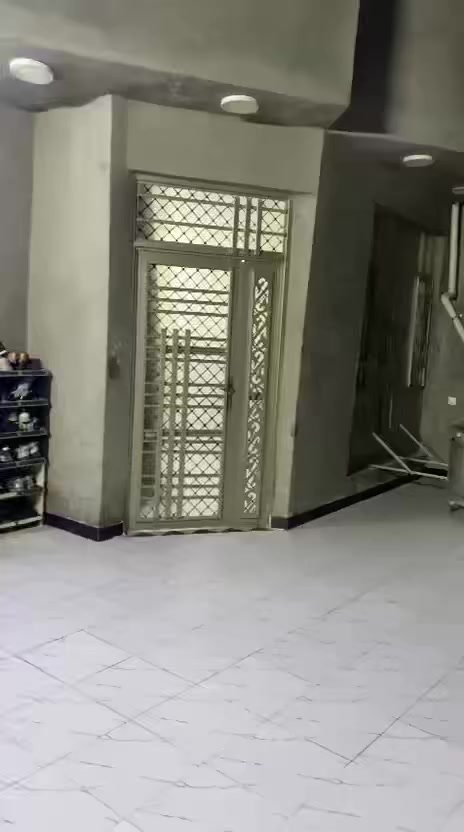 السلام عليكم دار للبيع 200متر واجهية 10 نزال 20  سند اصفر يحتوي الدار على غرفة نوم 2 صالة كبيرة استقبال ومطبخ وصحيات داخلية وخارجية  العنوان حي البساتين حي السلام شارع الشيخ سجاد الكعبي الشارع المقابل اسواق العائلة للأستفسار ***********
