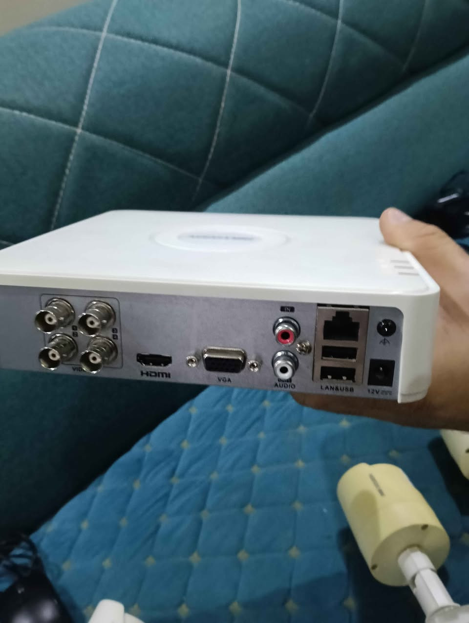 منظومة كاميرات مراقبة متكاملة انلوك مع هارد 1 تيرا
جهاز xvr 
اربع كاميرات
محولات
كيبلات 3
كيبل hd 
ماوس
بسعر 110 الف مكاني الدورة حي الصحة وعندي توصيل*********** بغداد, العراق
