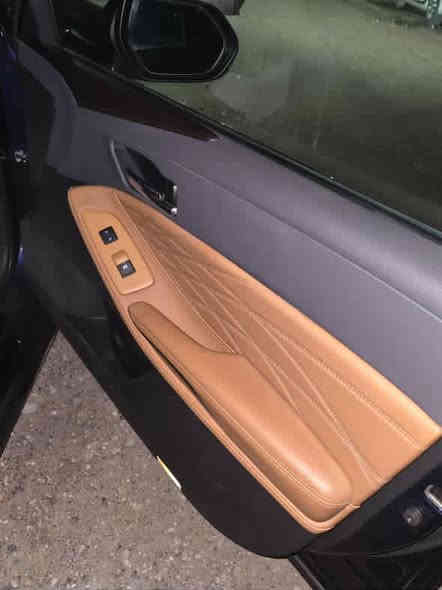 افالون 2019 
6 سلندر 3.5 
ماشية 58 الف 
نظيفة وفول لمتد 6 دكم كشنات تبريد وتدفئة وخلفي تدفئة شاشة جبيرة تحكمات ستيرن تثبيت مسار خرائط كشن خزن تعديل كامل للكشن 
حادث صفحة سايق على البارد وبيها كم مكان صبغ 
والباب الخلفي عكس السايق على كد شبر صبغ بنهاية الباب سيارة فول نظافة كلشي بيها يخبل ترايك وين ميعجبك 
مكانها بغداد المنصور
***********
