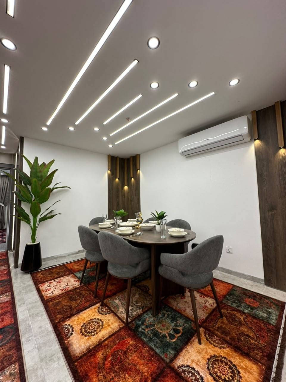 ✨ شقة VVIP عنوان للفخامة والتميز ✨
📍 الموقع: أربيل – مجمع لايف تاورز – قلب المربع الذهبي مقابل إمباير

🏠 تفاصيل الشقة:
• 3 غرف + صالة واسعة
• مؤثثة بالكامل بأثاث VVIP زيرو فاخر ✨
• تصميم عصري وأجواء راقية

🌟 المميزات والخدمات:
✔️ موقع استراتيجي بالمربع الذهبي – أفضل موقع في أربيل
✔️ خدمات متكاملة: ماء، كهرباء، سكيورتي 24/7، كراج سيارات
✔️ مجمع راقي مع مطاعم، كافيهات، جيم ومسبح 🏊‍♂️
✔️ إطلالة رائعة وأجواء مثالية للسكن

📞 للحجز والاستفسار:
***********_***********

✨ عقارات زهرة المدائن – حيث تلتقي الفخامة بالراحة 🏡 أربيل, العراق
