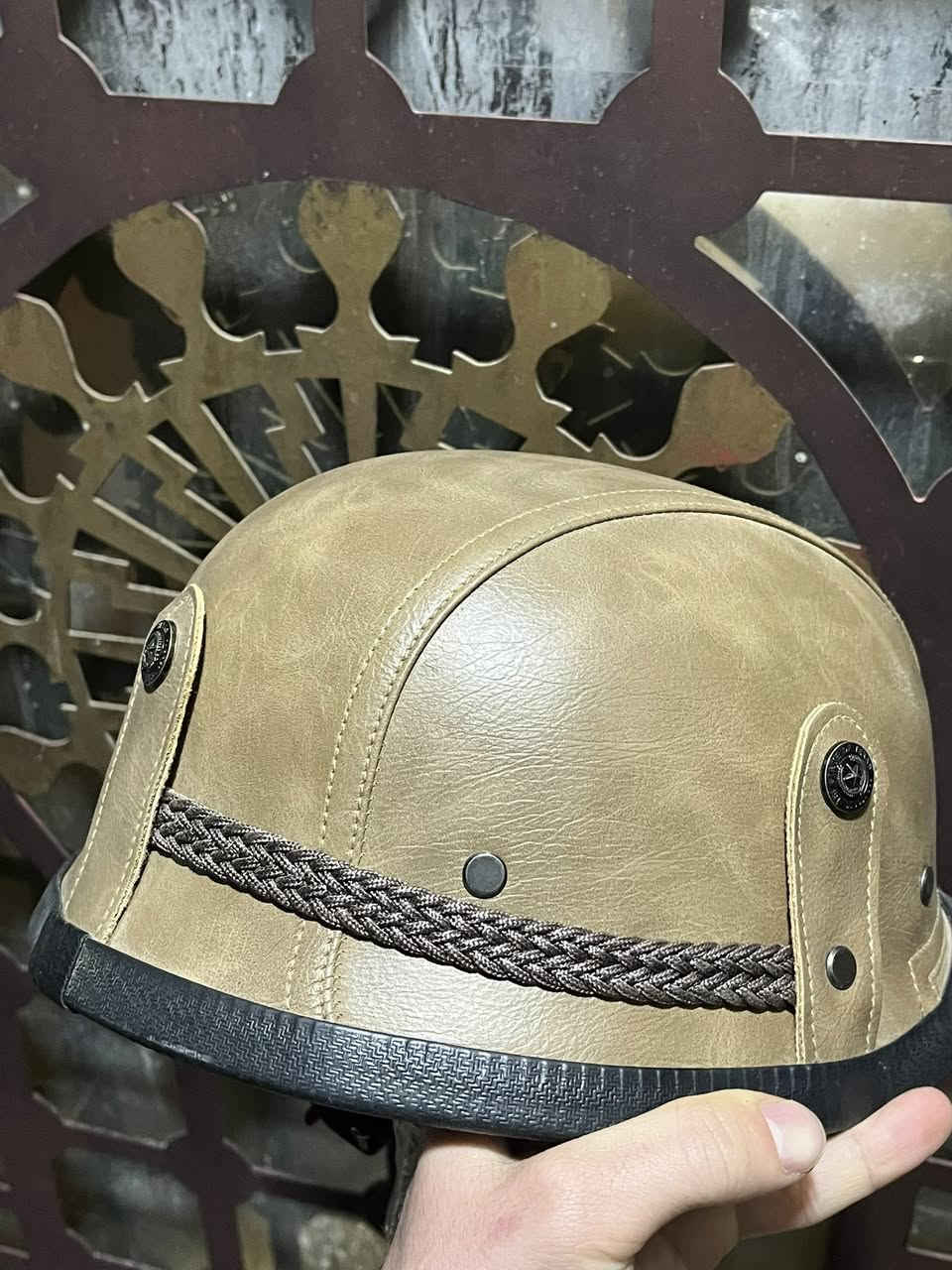 بالليبل بالنايلون جديدة ماملبوسه
خوذة جلد طبيعي وتطريز وكالة
جديده
قياس ميديم M 

65 الف وبيها مجـال
***********
