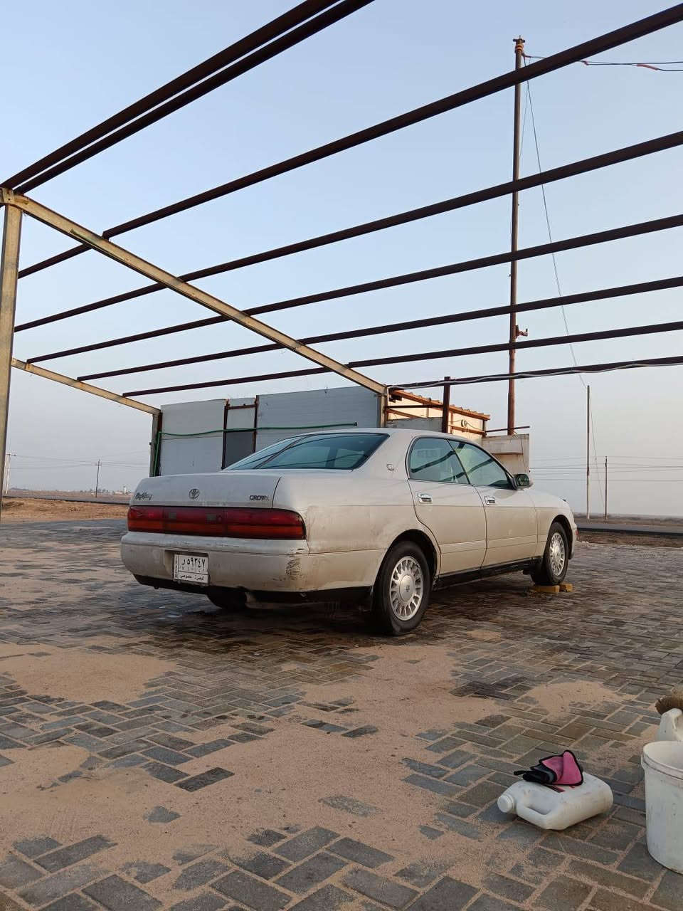 تويوتا كراون(بطة) للبيع اللون ابيض لؤلؤي موديل 1992 متصل مكفولة من الضربة بيها جراد مكينتها 3000 ديلكو جديدة كهربائياتها شغالة لون الجام اخضر شاشة مري شفط السعر 60 وبيها مجال بسيط.
***********  غير متواجد على النت
